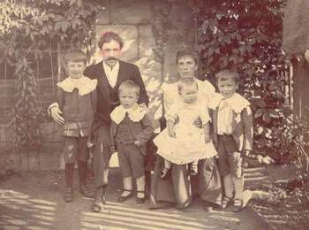  Saunders Family 1902